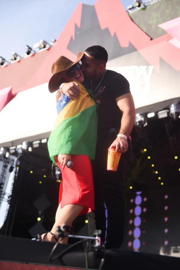  Bil e Maraisa se beijam no palco de festival.(Imagem:Leo Franco / AGNews )
