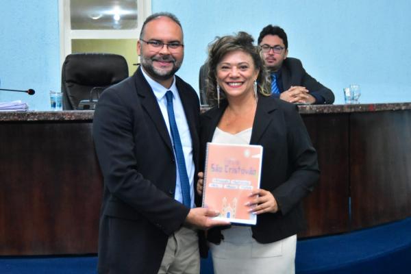 Vereador Joab Curvina e a professora Liana Santana.(Imagem:CMF)