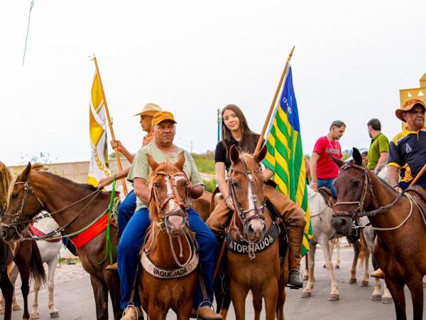 Encontro de gera&ccedil;&otilde;es: estudantes e vaqueiros compartilham saberes e preservam a mem&oacute;ria da vaquejada. (Imagem:Ascom Seduc)