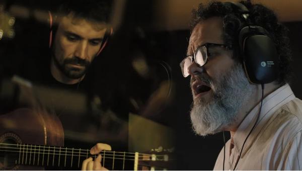 Tiago Rosas (ao violão) e Romulo Fróes(Imagem:Divulgação)