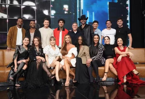 O apresentador Luciano Huck entre os participantes da Dança dos Famosos 2025.(Imagem: Manoella Mello/TV Globo)