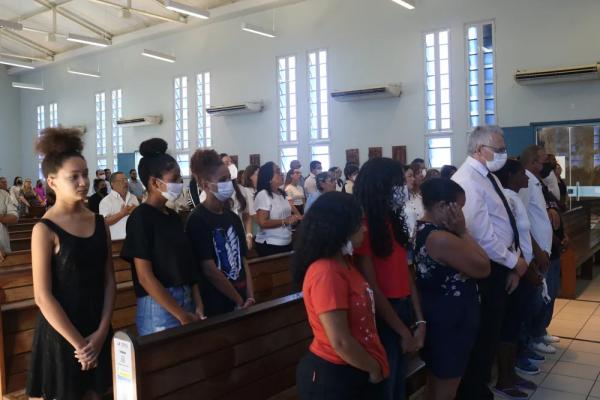  Reitor da UFPI esteve com familiares da estudante Janaína da Silva Bezerra durante missa de sétimo dia.(Imagem: Ilanna Serena/g1 )