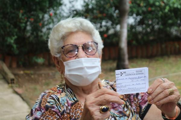 Arminda da Conceição Val, 83 anos, foi a primeira vacinada em um abrigo de idosos na capital piauiense.(Imagem:Laura Moura/G1)
