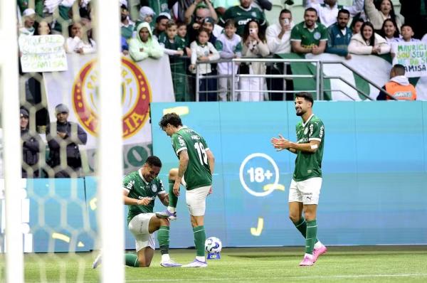Vitor Roque comemora gol do Palmeiras com Mauricio e Flaco López.(Imagem:Marcos Ribolli)
