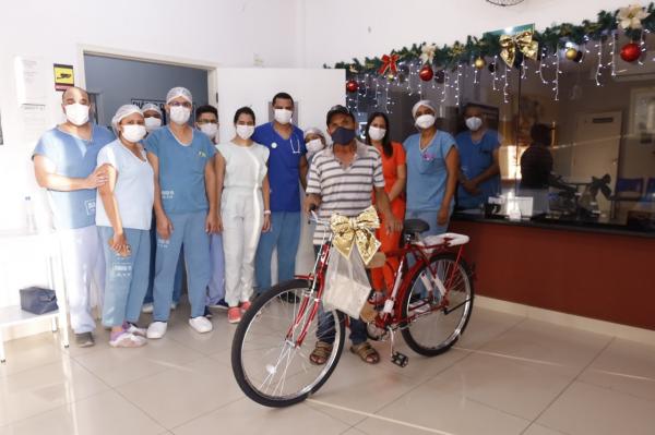 Manoel Messias é presenteado com uma bicicleta(Imagem:Reprodução)