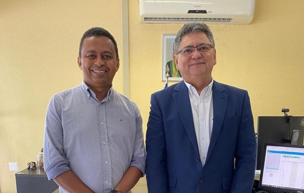 Deputado federal Dr. Francisco Costa e José Ribamar, superintendente do Departamento Nacional de Infraestrutura e Transporte (DNIT-PI).(Imagem:Reprodução/Instagram)