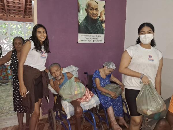 Alunos da Escola Pequeno Príncipe distribuem cestas básicas para famílias necessitadas em Floriano .(Imagem:Divulgação )