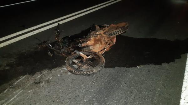 Moto após colisão com caminhão na BR 222 em Piripiri.(Imagem:Divulgação/PRF-PI)