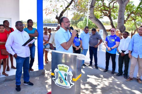 Vereadores participam de entregas do mercado público e escola no Amolar.(Imagem:CMF)