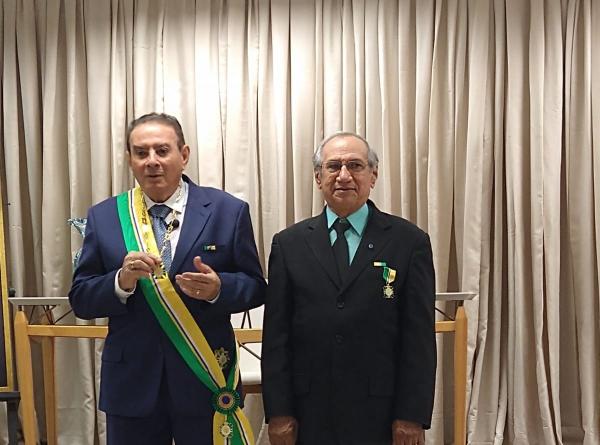 Valdeci Cavalcante entregou a Medalha Ordem do Mérito Comercial Marquês de Paranaguá ao presidente do SICOMFLOR, Conegundes  Gonçalves de Oliveira.(Imagem:Divulgação)