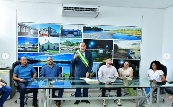 Novos servidores tomam posse em cerimônia conduzida pelo prefeito Antônio Reis em Floriano.(Imagem:Reprodução/Instagram)