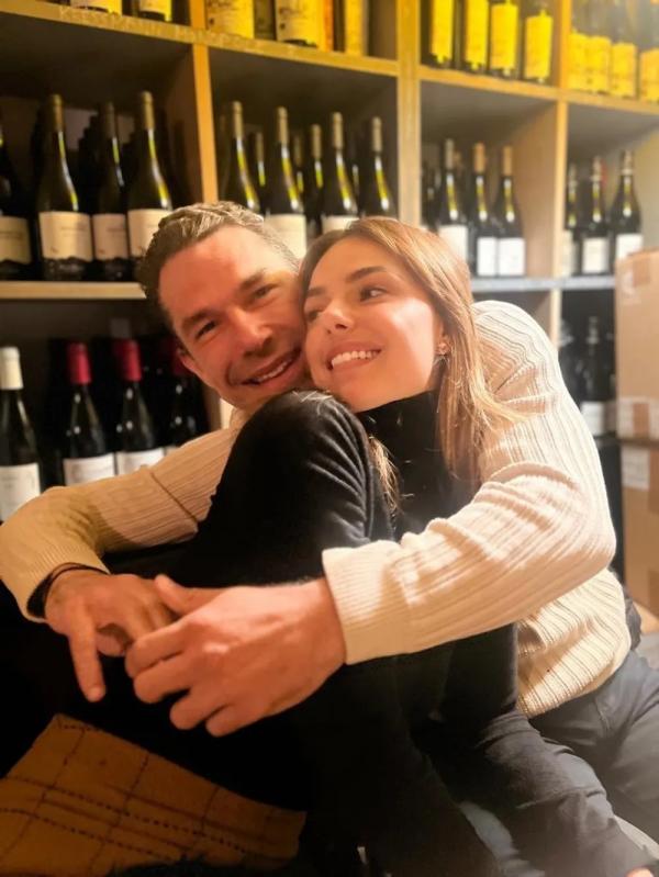 Isis Valverde e Marcus Buaiz, ex de Wanessa Camargo, surgem abraçados em Paris.(Imagem:Leo Dias)