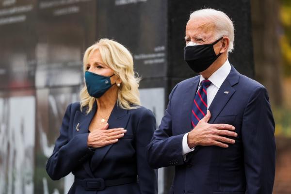 Joe Biden e sua mulher, Jill, em cerimônia do Dia dos Veteranos nos EUA, na cidade de Filadélfia, na Pensilvânia, em 11 de novembro de 2020.(Imagem: Jonathan Ernst/Reuters)