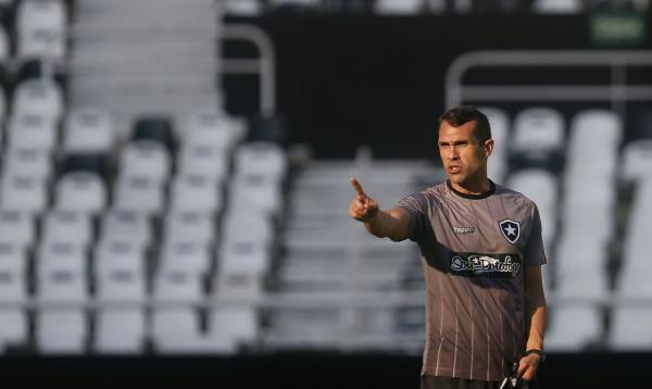 Bruno Lazaroni perdeu o cargo após derrota para o Cuiabá na Copa do Brasil.(Imagem:Vítor Silva/Botafogo/Direitos reservados)