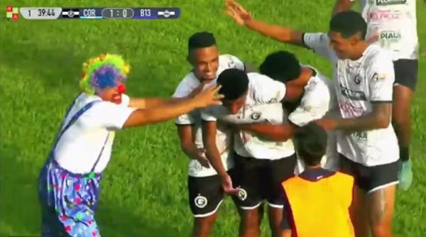 Palhaço entra em campo, comemora golaço com atacante e rouba a cena em amistoso no Piauí.(Imagem:Reprodução/Nova TV Floriano)