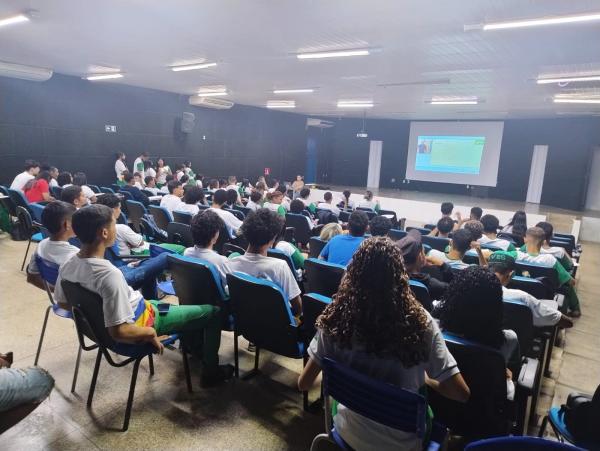 Mil estudantes da rede estadual realizam etapa final do programa que garante habilitação gratuita(Imagem:Divulgação)