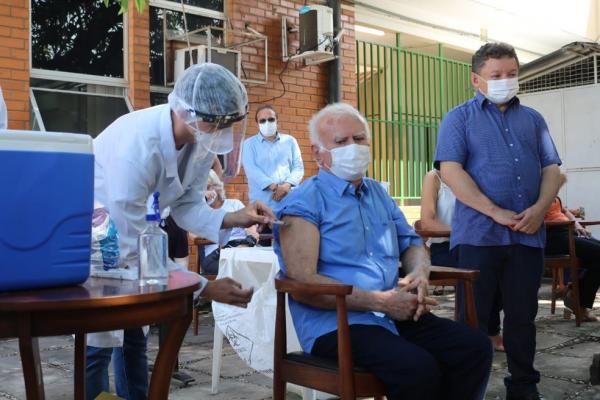 Médico Joaquim Vaz Parente, de 75 anos, recebe a segunda dose da vacina contra Covid-19.(Imagem:Naftaly Nascimento /G1)