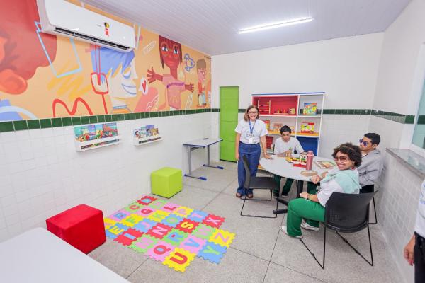 Ao inaugurar reforma de escola em Teresina, Rafael Fonteles destaca universalização do ensino integral e profissional no Piauí(Imagem:Gabriel Paulino)