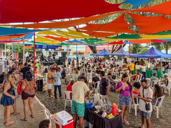 A iniciativa re&uacute;ne semanalmente gastronomia regional, artesanato, m&uacute;sica e produtos autorais, fortalecendo a cultura piauiense.(Imagem:Ascom Secult)