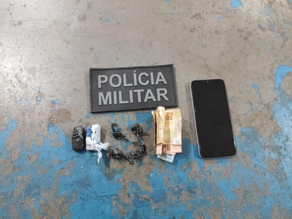 Jovem infrator é detido em posse de substância análoga à maconha e quantia em dinheiro trocado durante abordagem policial.(Imagem:Divulgação/PM)