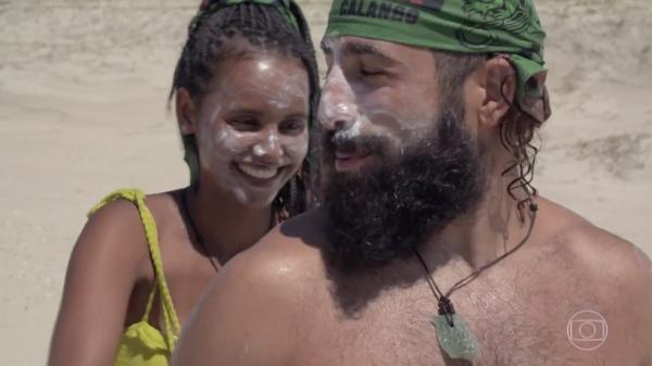 No Limite: Gleici passa protetor solar em Kaysar.(Imagem:Globo)