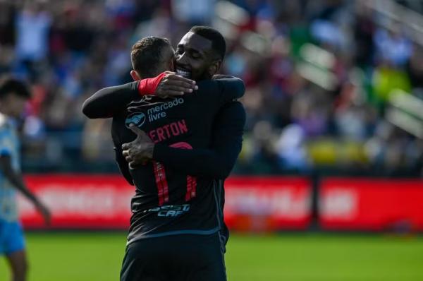 Everton Cebolinha e Gerson comemoram gol do Flamengo.(Imagem:Marcelo Côrtes/Flamengo)