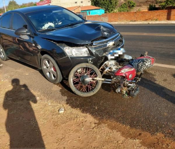 Jovem morre após colidir com carro e cair da moto na BR-230 em Oeiras(Imagem:Reprodução)