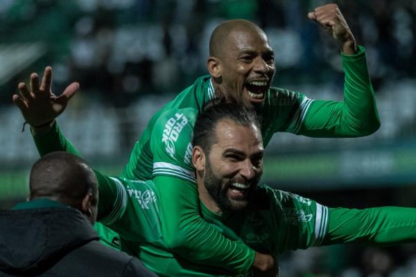 Coritiba bate o Sampaio Corrêa e volta a vencer na Série B(Imagem:Robson Mafra)