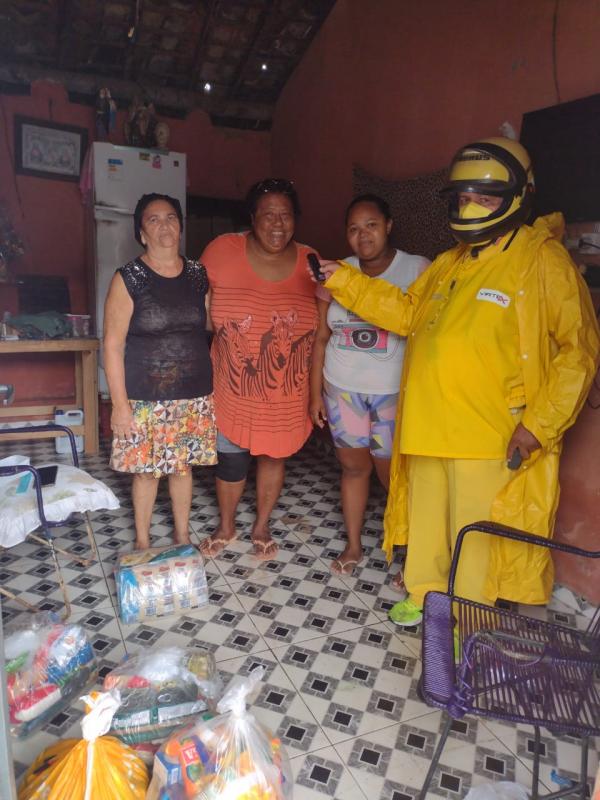 Repórter Amarelinho distribui cestas básicas para famílias carentes em Floriano(Imagem:FlorianoNews)