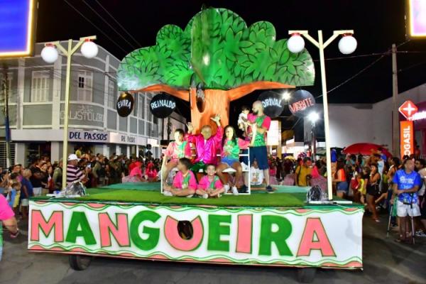 Desfile de escolas de samba e shows na beira-rio marcam o último dia do Carnaval de Floriano.(Imagem:Secom )