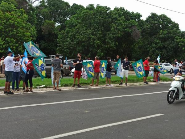 Manifestantes fazem ato a favor da vacina e contra Bolsonaro em Teresina(Imagem:Aline Moreira)