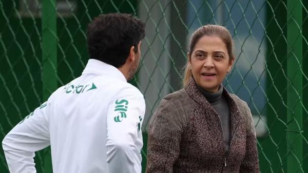 Abel Ferreira e Leila Pereira conversam em treino do Palmeiras.(Imagem:Cesar Greco)