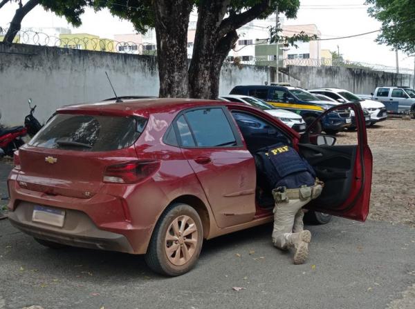 Em Floriano e em Teresina, dois carros foram apreendidos com documentos irregulares, constatando crime de receptação em ambas ocasiões.(Imagem:Divulgação/PRF)