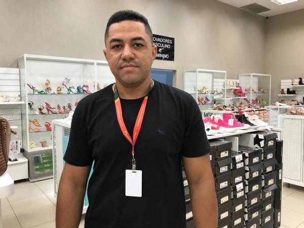 Jhoney, chefe do setor de calçados do Armazém Paraíba.(Imagem:FlorianoNews)