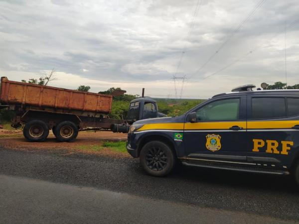 O condutor registrou B.O no último domingo (19) na delegacia de Oeiras. Em menos de 24h a esquipe da PRF encontrou o veículo abandonado às margens da rodovia.(Imagem:Divulgação/PRF)