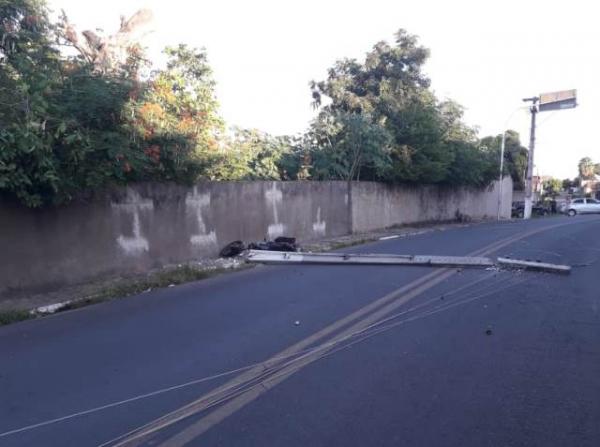 Jovem fica ferido após bater com moto e derrubar poste em Floriano.(Imagem:Reprodução/Whats App)