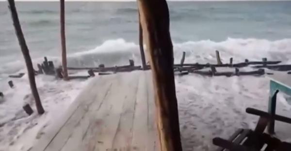 A maré alta destruiu barracas nas praias de Macapá e de Maramar neste final de semana.(Imagem:Reprodução)
