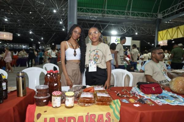 Maria Grasiele e Ana Karie expõem seus produtos na feira.(Imagem:Regis Falcão)