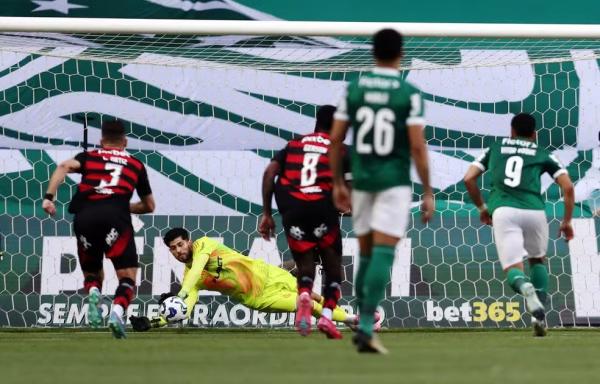 Rossi defende pênalti para o Flamengo contra o Palmeiras.(Imagem:Reuters)