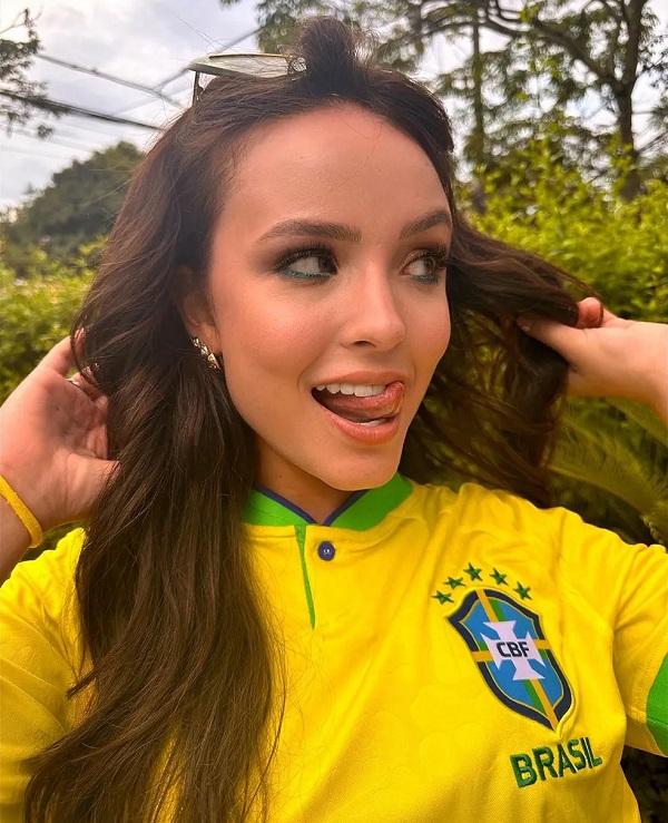  Larissa Manoela demonstra apoio à seleção brasileira.(Imagem: Reprodução )