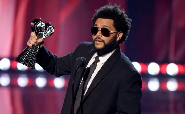 The Weeknd recebe prêmio de Artista Masculino do Ano no iHeartRadio Music Awards 2021(Imagem:Divulgação)