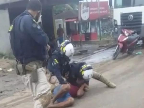 Homem é imobilizado durante abordagem policial em Umbaúba.(Imagem:Aplicativo/ TV Sergipe)