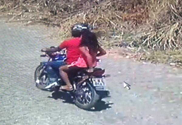 Imagem de câmera de segurança flagrou o suspeito passando com a criança na garupa da moto, pouco tempo depois do rapto.(Imagem:Reprodução)