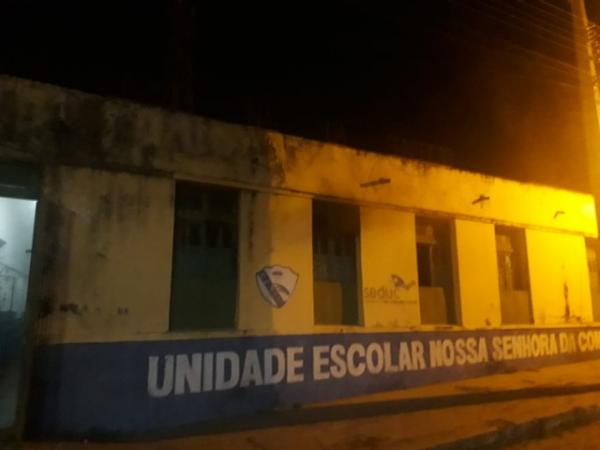 Foco de incêndio na Escola Nossa Senhora da Conceição aconteceu na madrugada desta segunda-feira (10).(Imagem:Francisco Sampaio/Arquivo pessoal)