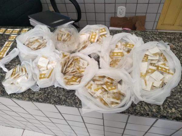 Dois homens e uma mulher são presos com mais de 800 papelotes de cocaína.(Imagem:Divulgação/Polícia Militar do Piauí)