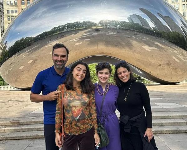 Tadeu Schmidt ao lado da família me ponto turístico de Chicago, nos EUA.(Imagem: Reprodução/Instagram)