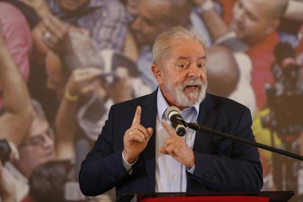 Lula durante pronunciamento na sede do Sindicato dos Metalúrgicos em São Bernardo do Campo, no ABC, nesta quarta-feira (10).(Imagem:Andre Penner/AP)