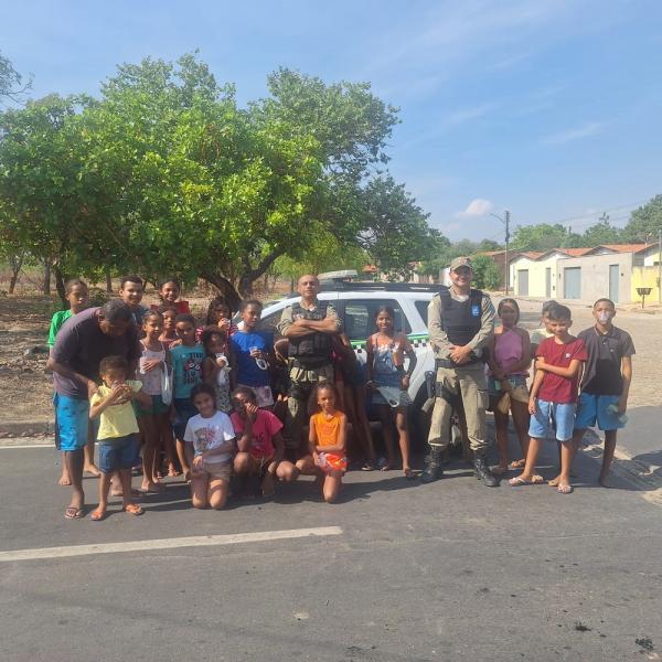 Polícia Militar promove momento de alegria e aproximação com crianças no Conjunto Zé Pereira, em Floriano.(Imagem:Divulgação/PM)