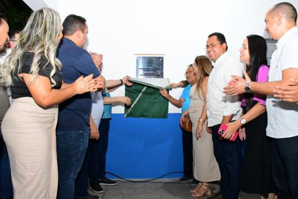 Prefeitura de Floriano entrega reforma de escola e reurbanização da praça do bairro N. Sra. da Guia(Imagem:Secom)