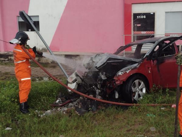 Carro pega fogo e fica destruído após motorista colidir em poste no bairro Irapuá(Imagem:FlorianoNews)